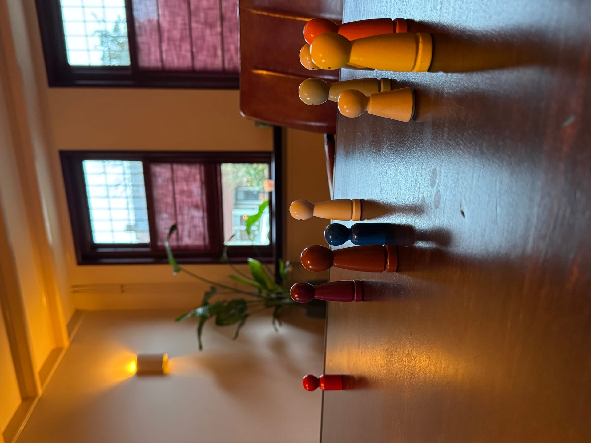 Individuele familieopstelling met poppetjes