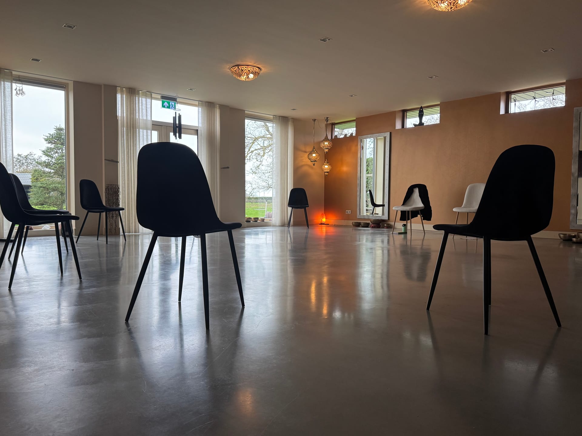 Familieopstellingen uitleg - groepssessie met begeleider en deelnemers